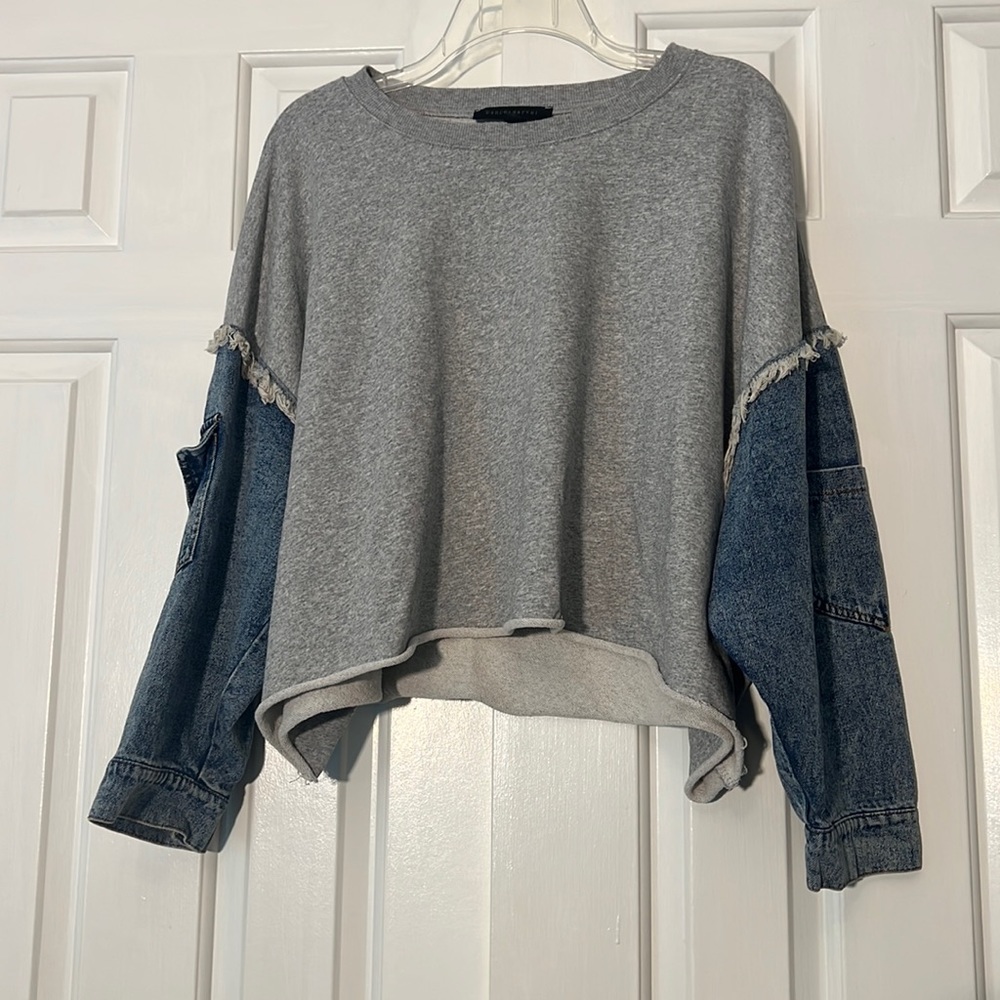 Grey crewneck with denim sleeves